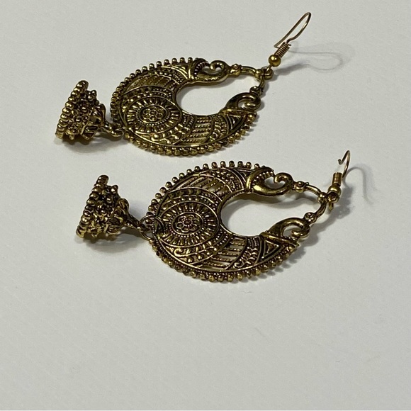 Boho women gold tone etched dangle earrings. Used. - Picture 4 of 8